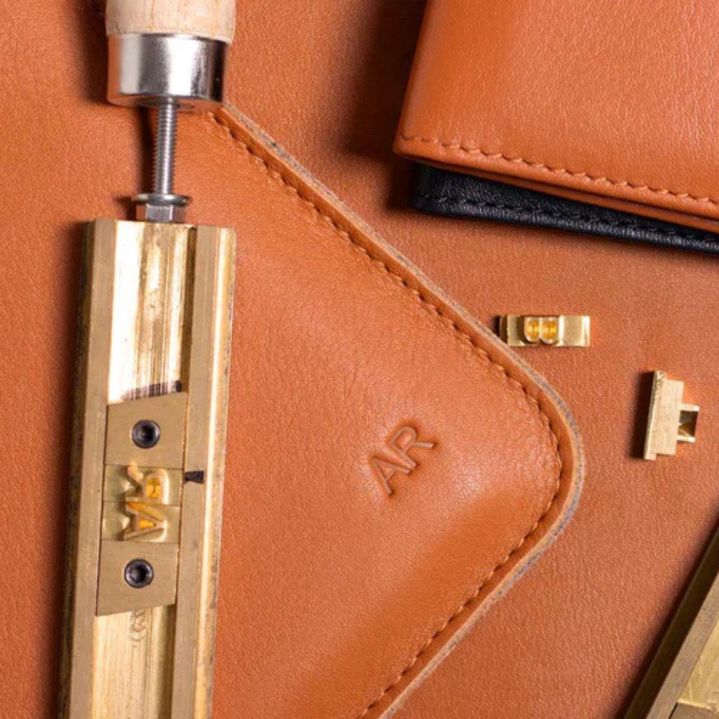 Grabado de Iniciales en Bajo relieve