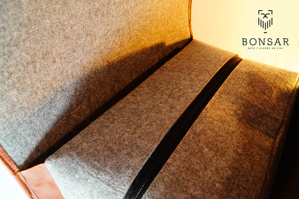 Petaca de piel con fieltro