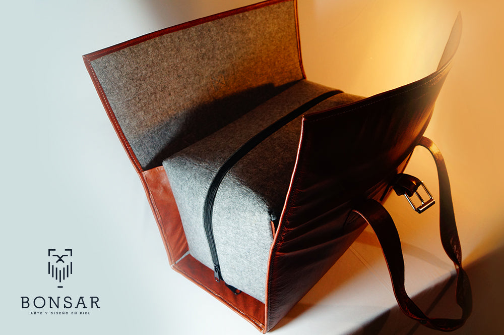 Petaca de piel con fieltro