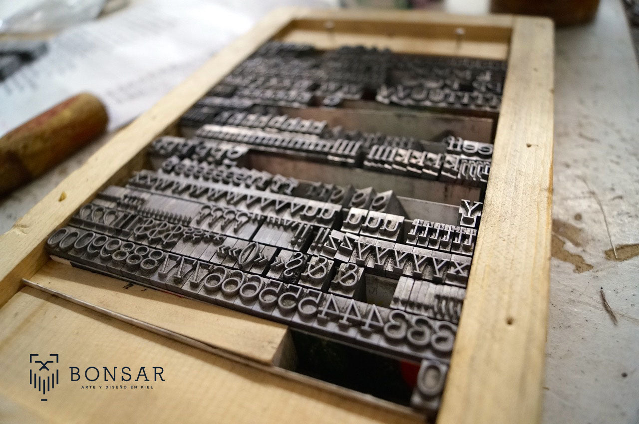 Grabado de Iniciales en Bajo relieve