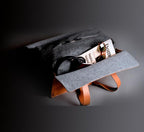 Petaca de piel con fieltro