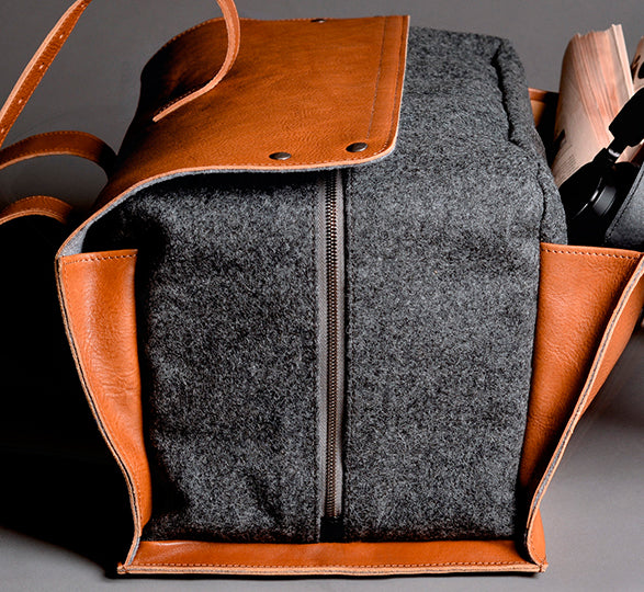 Petaca de piel con fieltro